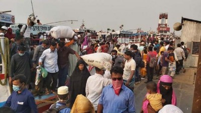 বাড়তি ভাড়া গুনে শিমুলিয়া-বাংলাবাজার রুটে যাত্রী ও যানবাহনের উপচেপড়া ভীড় বাড়তি ভাড়া গুনে শিমুলিয়া-বাংলাবাজার রুটে যাত্রী ও যানবাহনের উপচেপড়া ভীড়